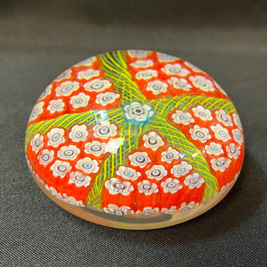 Pisapapel de vidrio diseño flores con fondo rojo s.XX Bucarest Art & Antiques