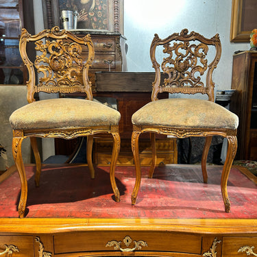 Par de sillas francesas estilo Luis XV de madera tallada de nogal finales SXIX