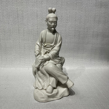 Figura de porcelana blanc de chine 'Inmortal taoísta sentado sobre roca'