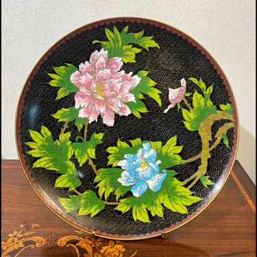 Plato decorativo chino esmalte champlevé negro con peonias