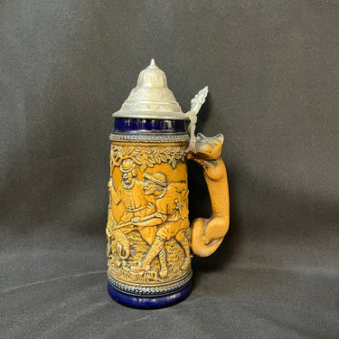 Shopero de Porcelana Alemán con diseño en relieve 'Escena de caza' Bucarest Art & Antiques