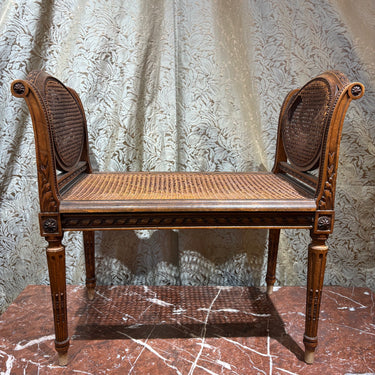 Banqueta estilo Luis XVI en madera de nogal tallada enjuncada