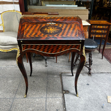 Secretaire francés en jacarandá estilo Luis XV con marquetería y aplicaciones en bronce