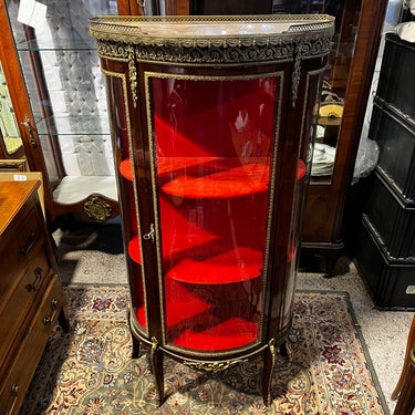 Vitrina francesa de medio punto decoración latón dorado estilo Luis XV