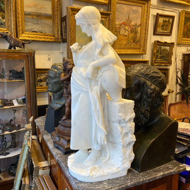 Escultura de mármol blanco estilo orientalismo 'Mujer con un cántaro' finales s.XIX