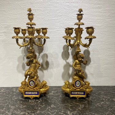 Par de candelabros franceses 5 luces y querubines en peltre dorado y porcelana s.XIX