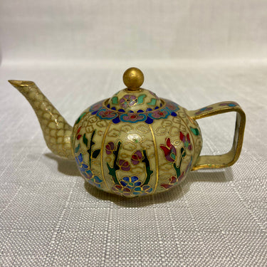 Pequeña tetera de bronce esmalte cloisonné beige con diseño floral años 60