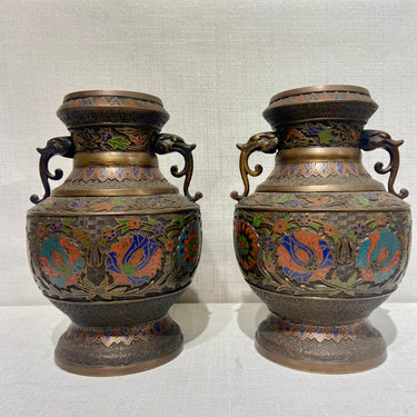 Par de jarrones en bronce cloisonné cuello estrecho y azas de dragón China s.XX