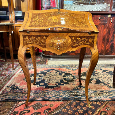 Secretaire francés 'dos d'âne' estilo Luis XVI finales s. XIX