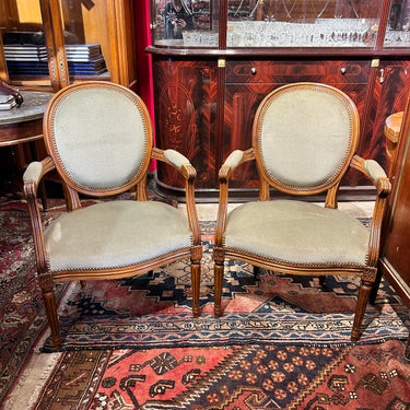 Par de sillones con respaldo medallón, estilo Luis XVI