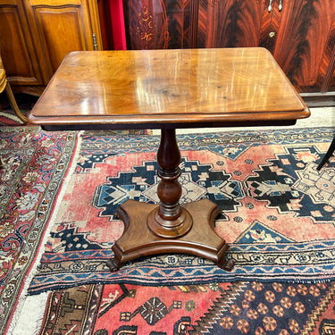 Mesa lateral en madera de nogal jaspeada con base de madera torneada