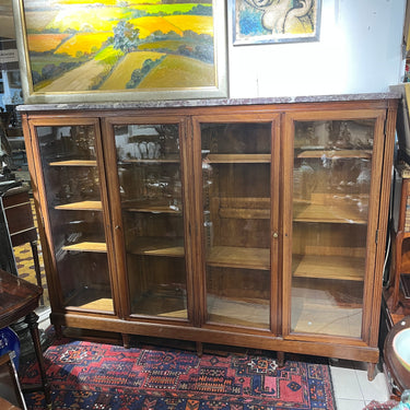 Biblioteca en madera enchapada estilo Luis XVI cubierta de mármol Bucarest Art & Antiques