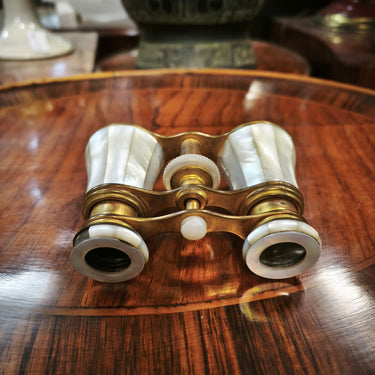 Binoculares alemanes Optiker Ruhnke de nácar blanco y metal dorado Bucarest Art & Antiques