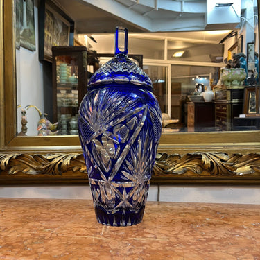 Bombonera francesa de cristal tallado azul cobalto s.XX Bucarest Art & Antiques