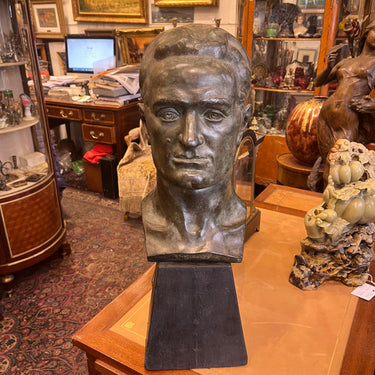Busto de bronce masculino firmado Rómulo Tonti sobre base madera Bucarest Art & Antiques