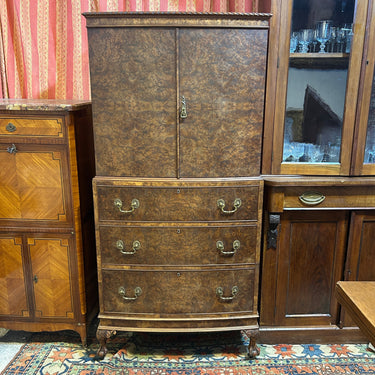 Cabinet chiffonier inglés Chippendale de nogal y raíz de nogal mediados siglo XX Bucarest Art & Antiques