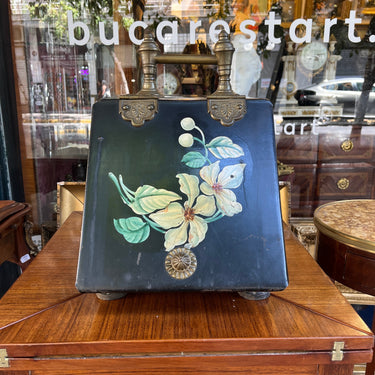 Caja de hojalata y bronce lacada negra con decoración policroma de flores mitad s.XIX Bucarest Art & Antiques