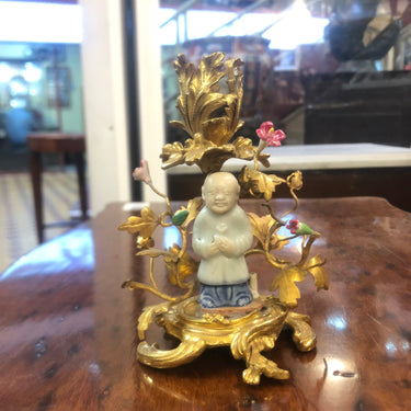 Candelabro Luis XV ormolú monje y flores en porcelana Colección Exclusiva