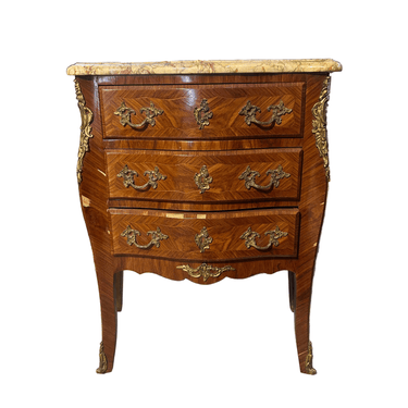 Cómoda francesa Luis XV en palorosa aplicaciones en bronce y cubierta de mármol Bucarest Art & Antiques