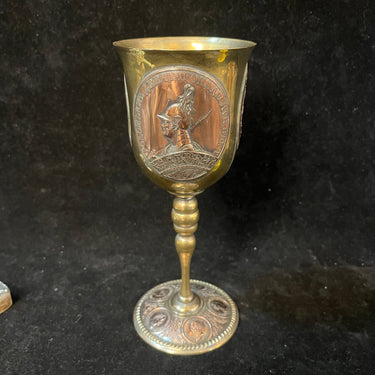 Copa de coronación Romanov de bronce con medallones en relieve Bucarest Art & Antiques