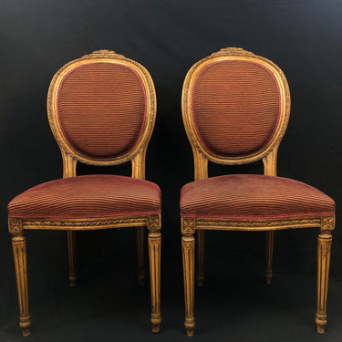 Cuarteto de sillas francesas medallón tapiz rojo Bucarest Art Gallery
