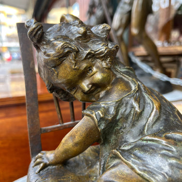 Escultura de bronce Niña subiendo en la silla firmada Juan Clara Ayats Bucarest Art & Antiques