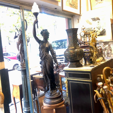 Escultura mujer Antorcha de peltre | Bucarest Art Gallery Consignación