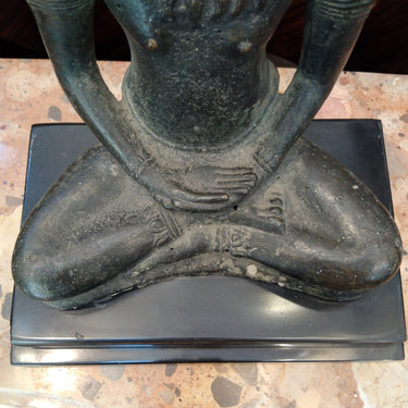 Figura Buda en bronce y base de mármol Bucarest Art Gallery