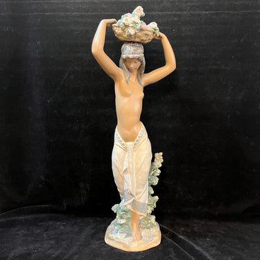 Figura de cerámica de gres Lladró 'Mujer con cesta en la cabeza' Bucarest Art & Antiques