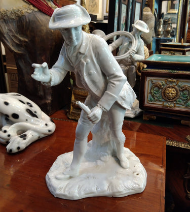 Figura de porcelana Capodimonte hombre caminando con documentos Bucarest Art & Antiques