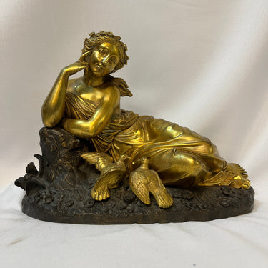 Figura en bronce ormolu 'Venus con palomas' Escuela francesa fines s.XIX Bucarest Art & Antiques