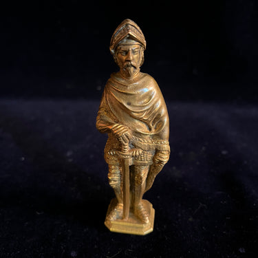 Figura francesa de bronce Caballero medieval con capa Bucarest Art & Antiques