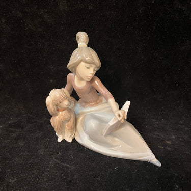 Figura porcelana Lladró Niña y perrito leyendo Bucarest Art & Antiques