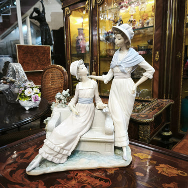 Figura porcelana 'Mujeres en una banca' Lladró gran formato Bucarest Art & Antiques