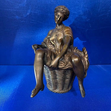 Figura y caja de bronce 'La Lavandera Impúdica' atribuida Charles Bory (1788-1856) Bucarest Art & Antiques