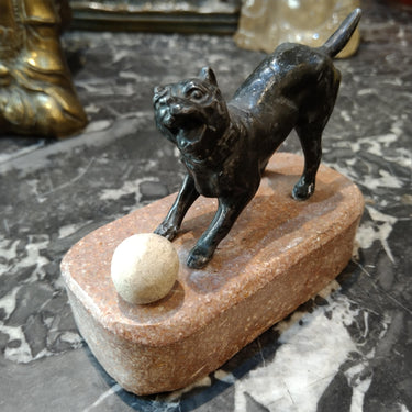 Figurita de bronce y mármol 'perro y pelota' Bucarest Art & Antiques