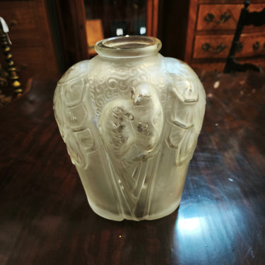 Florero francés Art Deco circa 1930 vidrio molde decoración loritos Bucarest Art & Antiques