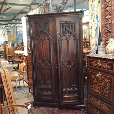 Gran alacena s.XIX roble francés tallado a mano estilo gótico Bucarest Art & Antiques