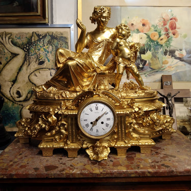 Gran reloj francés de bronce ormolú 'Venus desarmando a Cupido' Bucarest Art & Antiques