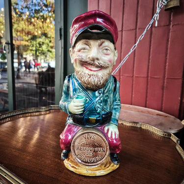 Jarro de cerámica mayolica francés 'Militar sobre barril' sXIX Frie Onnaing Bucarest Art & Antiques