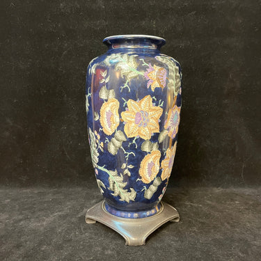 Jarrón alemán con peana incorporada 'Flores de seda' Bucarest Art & Antiques