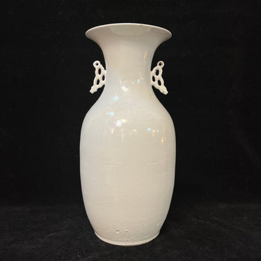 Jarrón de porcelana blanc de chine asas caladas Bucarest Art & Antiques