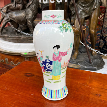 Jarrón de porcelana china balustre con escena en jardín Bucarest Art & Antiques