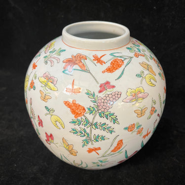 Jarrón de porcelana china famille rose 'flores e insectos' Bucarest Art & Antiques