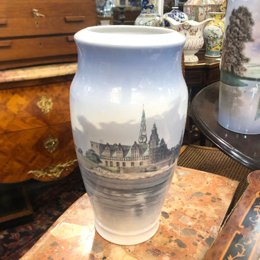 Jarron de porcelana Royal Copenhaguen 'Escena castillo y río' Bucarest Art & Antiques