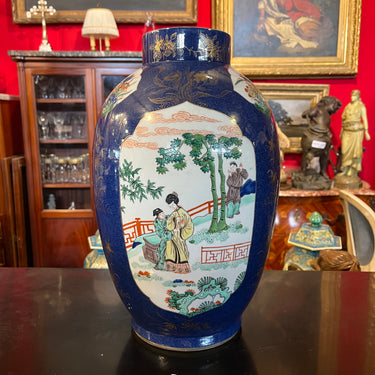 Jarrón francés de porcelana con decoración esmaltada, Samson, siglo XIX. Bucarest Art & Antiques