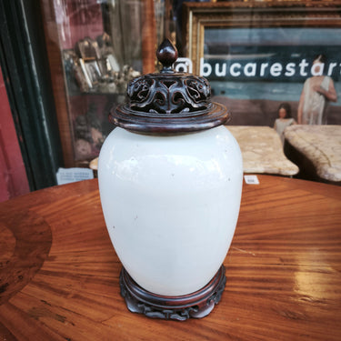 Jarron japones de  porcelana con peana de madera Bucarest Art & Antiques