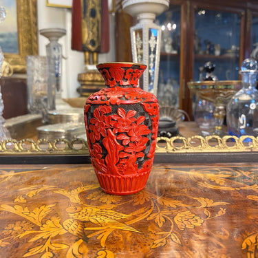 Jarrón pequeño lacado en rojo chino ramas floridas y paisaje Bucarest Art & Antiques