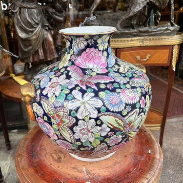 Jarrón porcelana china Famille Noir Mariposas y flores Bucarest Art & Antiques