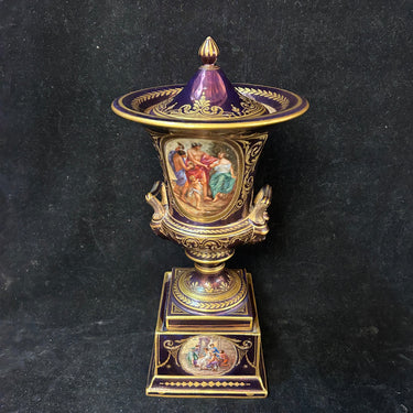 Jarrón urna de porcelana de Viena púrpura y decorados dorados “Baco y la Ninfa” Bucarest Art & Antiques